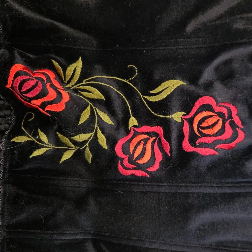 Vintage Victoria'Secret Black Velvet corset with rose embroidery & tassel fringe - Picture 6 of 8
